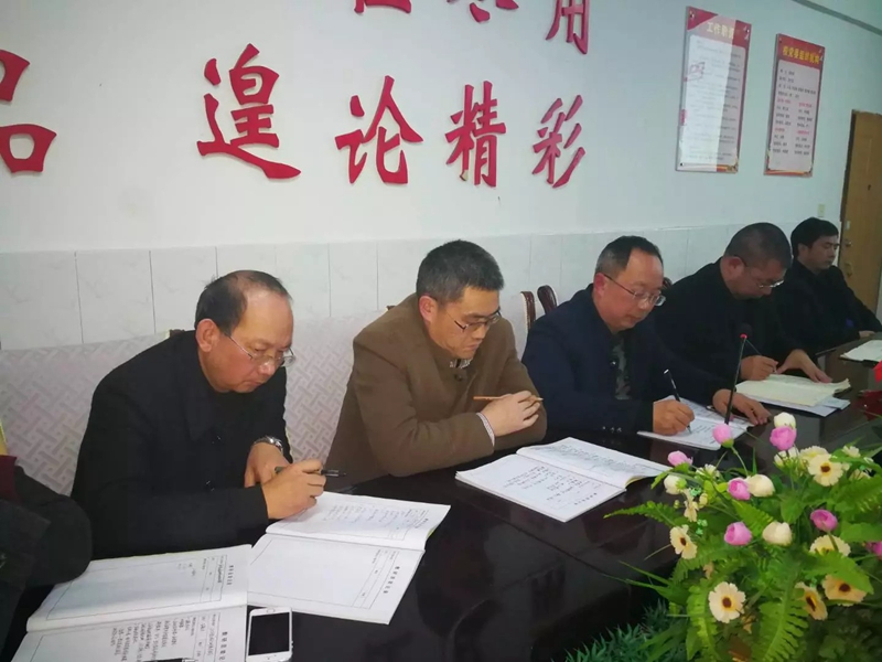 參會領(lǐng)導(dǎo)何教師002.jpg